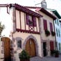 Rue de la Citadelle : La pente raide de cette rue est bordée de façades en grès rose, parfois alternées de grès gris. Les pierres dessinent encore les encadrements des anciennes échoppes, serrées les unes contre les autres et abritées sous les auvents pro